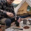 Person_using_product_camping_2K_202608031310 Molinillo de café manual