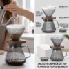 Product_photographs_people_using_2K_202608031158(1) Cafetera de Vertido, Jarra de Vidrio Borosilicato de 20 oz con 100 pcs Filtros de Papel V60 por Gsform, Mango de Nogal y Tapa de Vidrio, Cafetera de Goteo para Hogar
